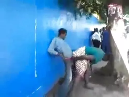 ચશ્મામાં ગળામાં સોને ...